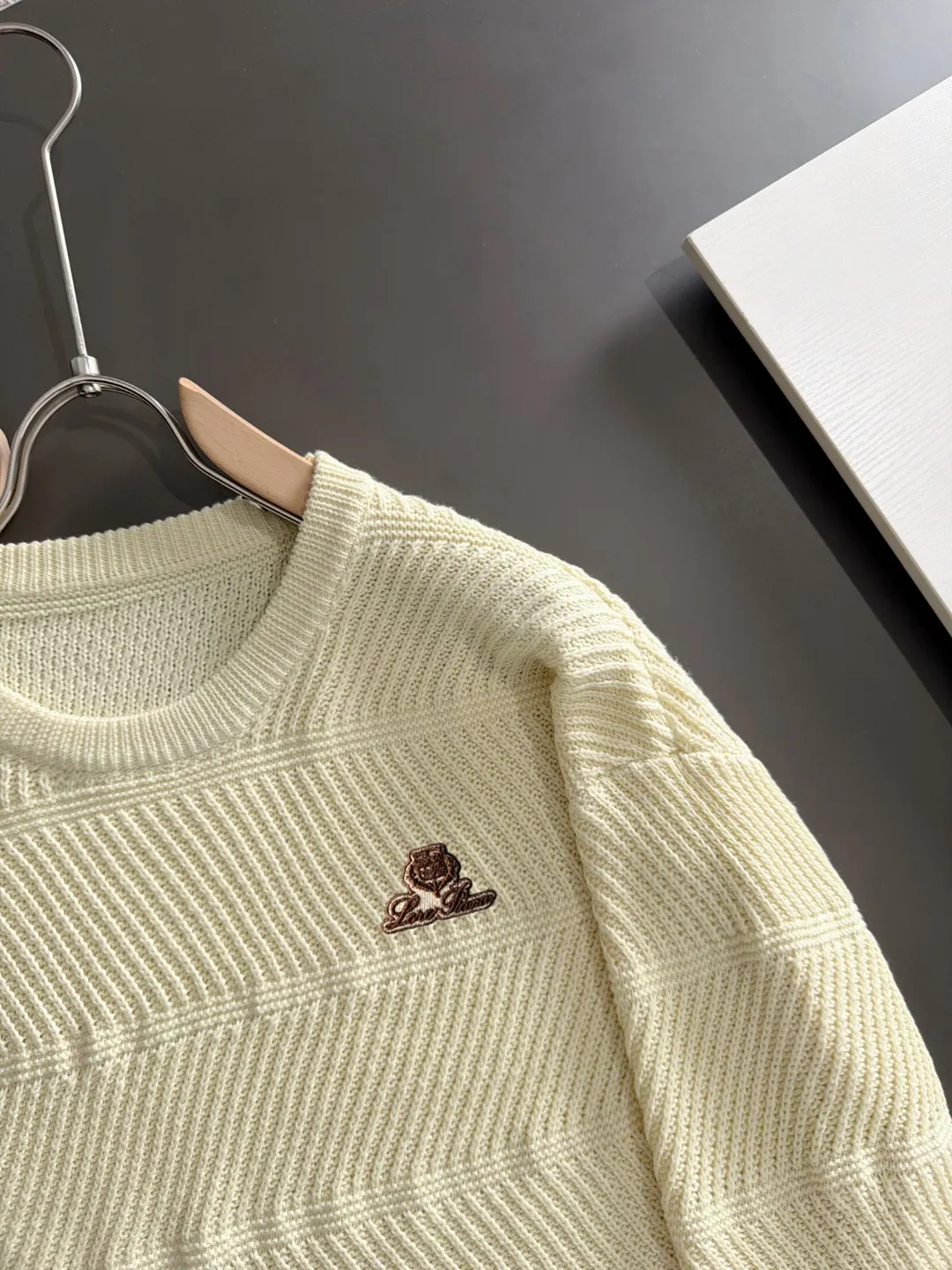 Next day shipping LP high quality 2026 autumn and winter latest sweaters from the official website, on sale at the counter simultaneously Hot Sale! Specially made of wool blended fabric. It feels comfortable and can be directly in contact with the skin. The logo badge is exquisitely embroidered, which is extremely eye-catching! The details highlight the fashionable charm of big brands. Exquisite workmanship. Three-dimensional cutting style. The wearing effect is invincible and handsome! All three standards are complete! Sizes:M-3XL